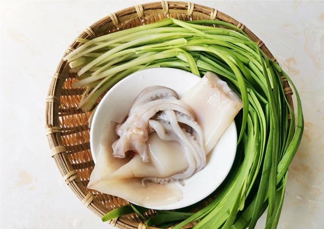 Ít người biết nhưng mực xào lá hẹ rất ngon, không tanh, ăn vào là thích-1