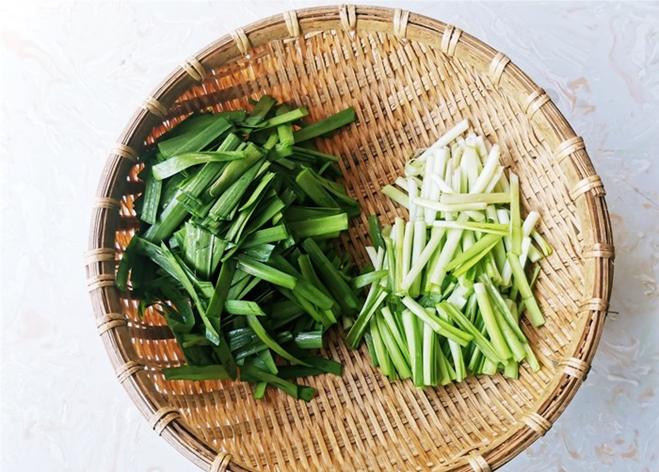 Ít người biết nhưng mực xào lá hẹ rất ngon, không tanh, ăn vào là thích-2