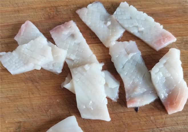 Ít người biết nhưng mực xào lá hẹ rất ngon, không tanh, ăn vào là thích-4