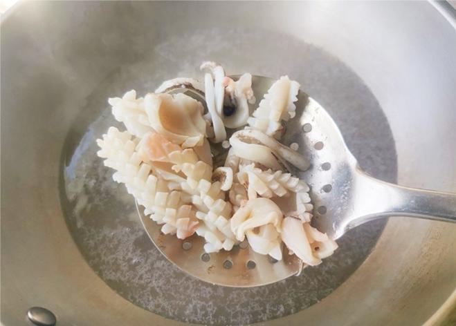 Ít người biết nhưng mực xào lá hẹ rất ngon, không tanh, ăn vào là thích-5