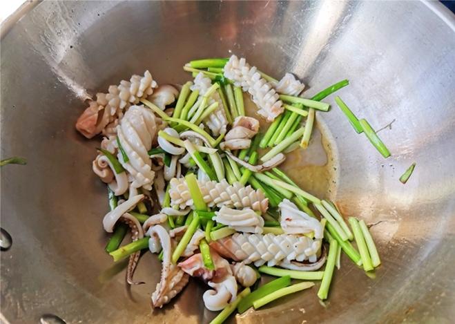 Ít người biết nhưng mực xào lá hẹ rất ngon, không tanh, ăn vào là thích-6