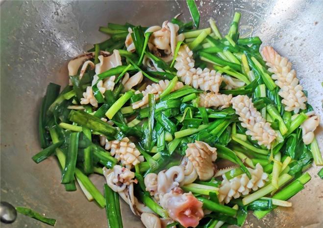 Ít người biết nhưng mực xào lá hẹ rất ngon, không tanh, ăn vào là thích-7