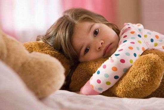3 biểu hiện cho thấy trẻ bất an và “thiếu tình thương”, đáng buồn là cha mẹ lại thường vui mừng vì nghĩ chúng có chỉ số EQ cao