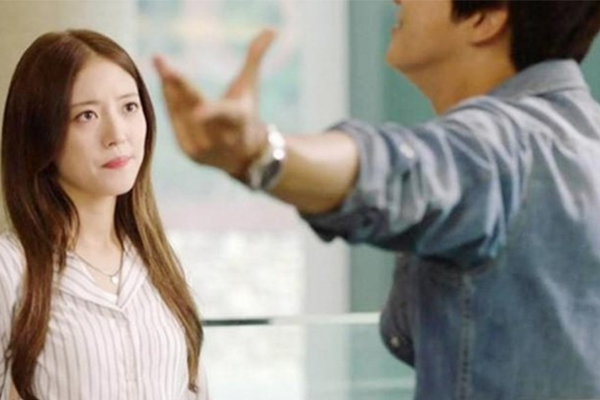 Mừng cưới em chồng 10 triệu vẫn bị mẹ chồng bĩu môi chê ít, nàng dâu liền đem ra 1 cuốn sổ khiến cả nhà chồng câm nín-3