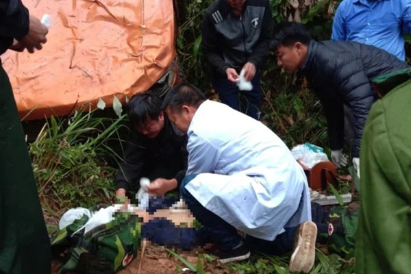 Ô tô tông gãy barie rồi lao thẳng xuống vực, 4 người may mắn thoát nạn khó tin-1