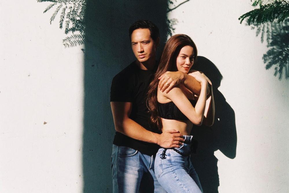 Trầm trồ vòng 2 thon gọn của Hà Hồ khi diện croptop đi dạo với Kim Lý-4