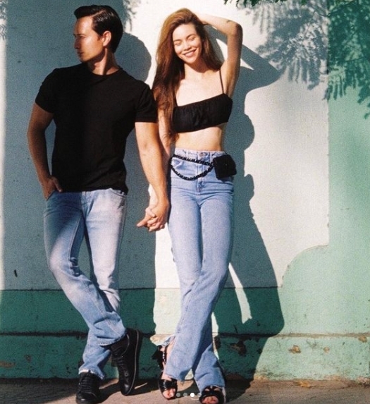Trầm trồ vòng 2 thon gọn của Hà Hồ khi diện croptop đi dạo với Kim Lý-1