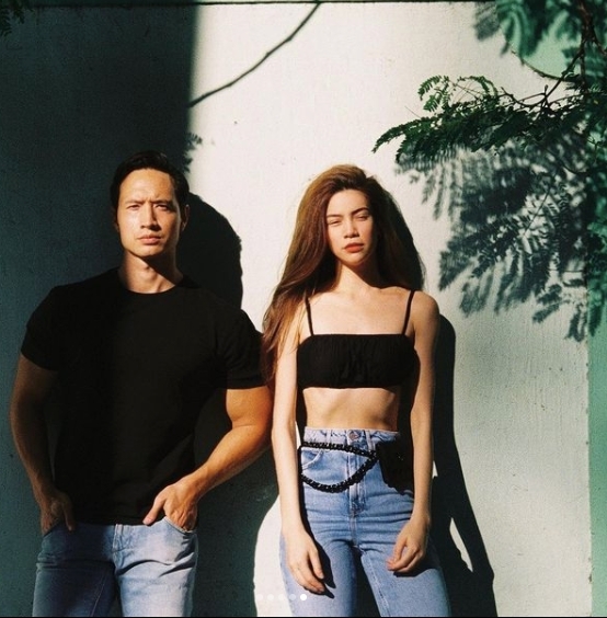 Trầm trồ vòng 2 thon gọn của Hà Hồ khi diện croptop đi dạo với Kim Lý-5