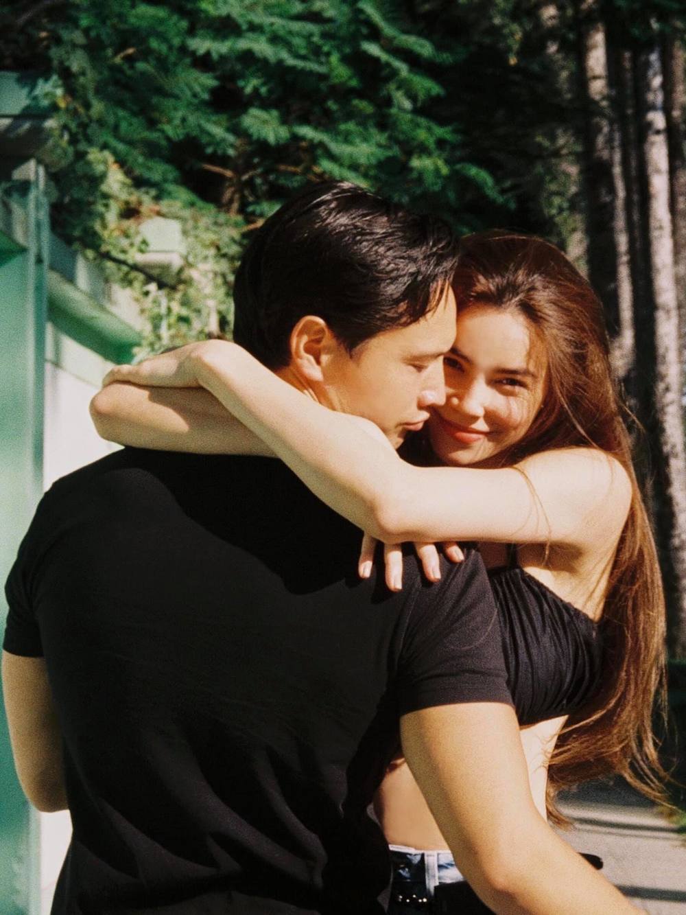 Trầm trồ vòng 2 thon gọn của Hà Hồ khi diện croptop đi dạo với Kim Lý-2