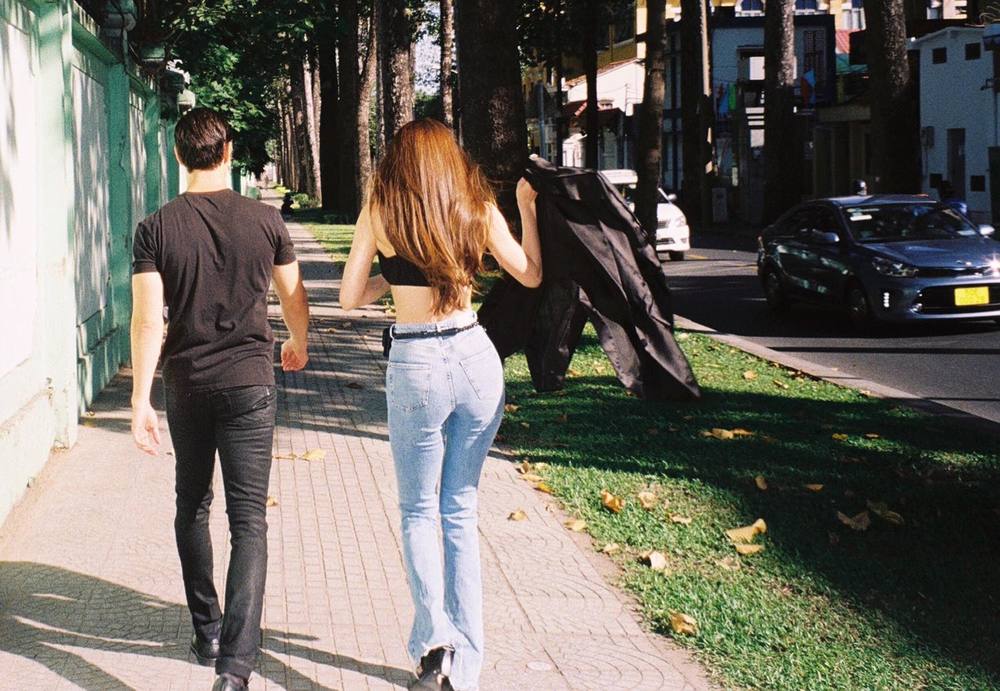 Trầm trồ vòng 2 thon gọn của Hà Hồ khi diện croptop đi dạo với Kim Lý-3