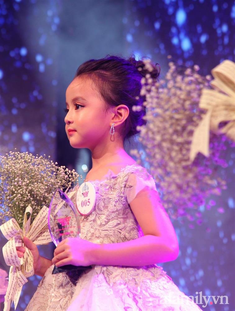 Bất ngờ với ngoại hình hiện tại của Hoa hậu nhí Việt Nam, nhìn đôi chân mà ngưỡng mộ cách nuôi dưỡng của mẹ-2
