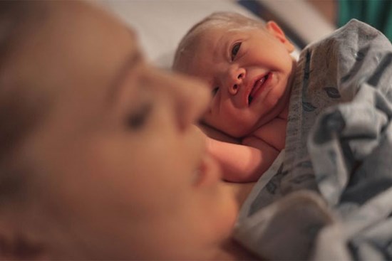 Thấy con thích lè lưỡi mẹ tưởng bình thường đến khi bác sĩ chỉ ra bệnh lý nguy hiểm gia đình mới tá hỏa đi chạy chữa