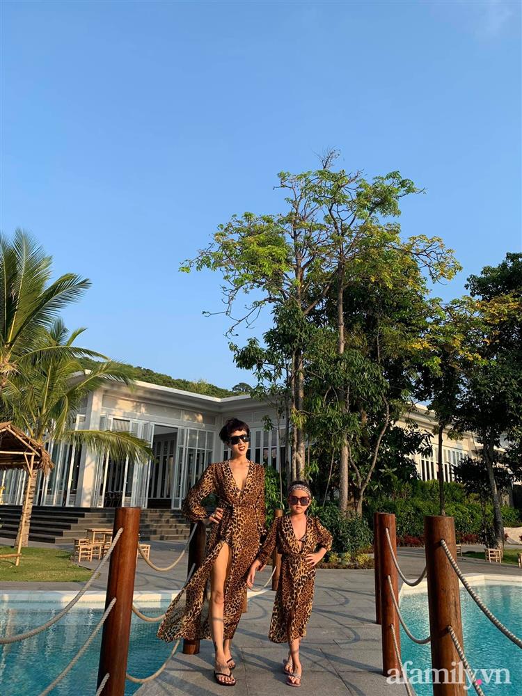 Bất ngờ với ngoại hình hiện tại của Hoa hậu nhí Việt Nam, nhìn đôi chân mà ngưỡng mộ cách nuôi dưỡng của mẹ-10