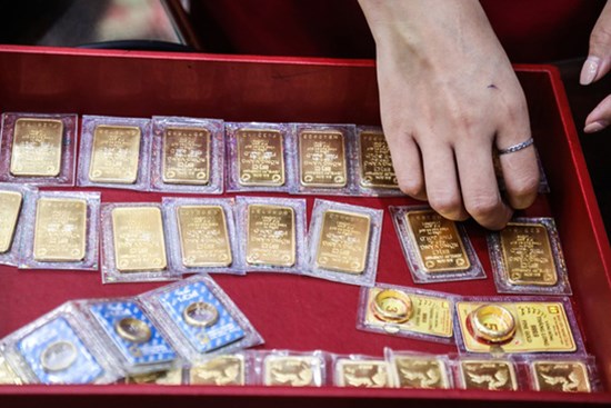 Giá vàng biến động trái chiều, áp lực bán tháo vẫn mạnh mẽ