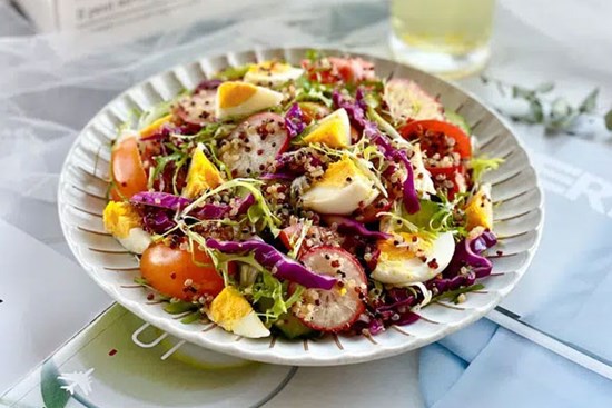 Bí quyết giảm gánh nặng cho dạ dày bằng món salad cực 