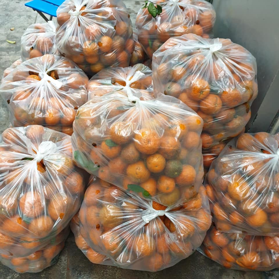 Người dân Hà Nội xếp hàng mua gà giải cứu 60k/kg, thị trường online thêm tấp nập với cam Hà Giang 7k/kg-12