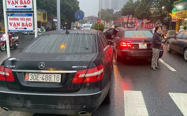 2 xe Mercedes trùng biển số chạm mặt nhau ở Hà Nội: Đã tìm thấy chủ nhân dùng biển thật-1