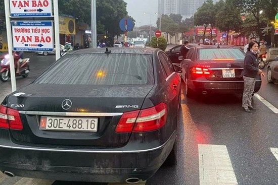 2 xe Mercedes trùng biển số 