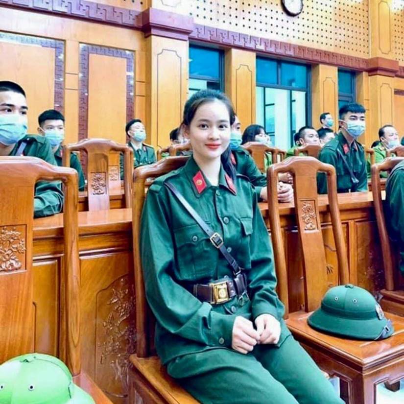 Nữ tân binh duy nhất ở Yên Bái gây chú ý trong ngày nhập ngũ: Nhận giấy thông báo mà vừa mừng vừa lo-1
