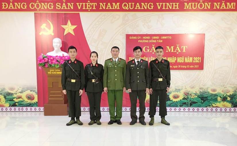 Nữ tân binh duy nhất ở Yên Bái gây chú ý trong ngày nhập ngũ: Nhận giấy thông báo mà vừa mừng vừa lo-2