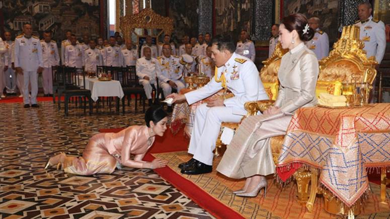 2 Hoàng hậu Thái Lan cùng nhau xuất hiện, chỉ qua một bức ảnh là thấy rõ địa vị hiện tại trong hậu cung đang nghiêng về bên nào-1