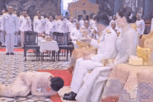 2 Hoàng hậu Thái Lan cùng nhau xuất hiện, chỉ qua một bức ảnh là thấy rõ địa vị hiện tại trong hậu cung đang nghiêng về bên nào