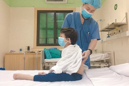 Bé trai 7 tuổi ở Hà Nội là bệnh nhi ghép tim nhỏ tuổi nhất Việt Nam đã được ra viện