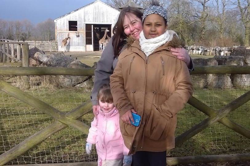 Xem lại bức ảnh chụp con gái 10 năm về trước, mẹ sốc tận óc khi nhận ra chi tiết kỳ dị, thở phào nhẹ nhõm vì đã chuyển nhà đi-1