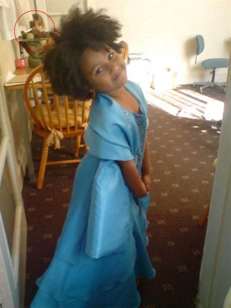 Xem lại bức ảnh chụp con gái 10 năm về trước, mẹ sốc tận óc khi nhận ra chi tiết kỳ dị, thở phào nhẹ nhõm vì đã chuyển nhà đi-2