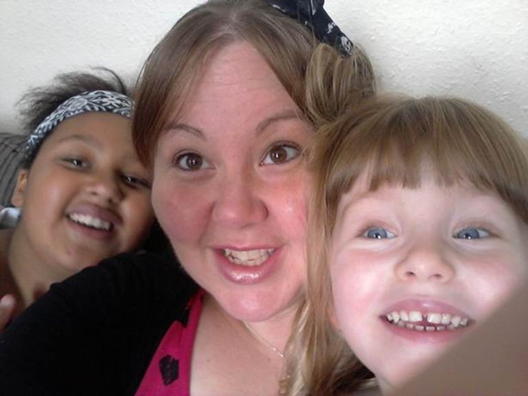 Xem lại bức ảnh chụp con gái 10 năm về trước, mẹ sốc tận óc khi nhận ra chi tiết kỳ dị, thở phào nhẹ nhõm vì đã chuyển nhà đi-4