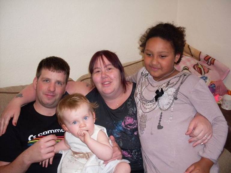 Xem lại bức ảnh chụp con gái 10 năm về trước, mẹ sốc tận óc khi nhận ra chi tiết kỳ dị, thở phào nhẹ nhõm vì đã chuyển nhà đi-5