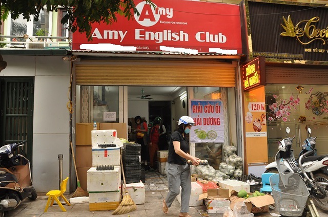 Khốn đốn vì Covid-19, nữ giám đốc đi buôn hoa quả, biến văn phòng thành kho chứa hàng-5