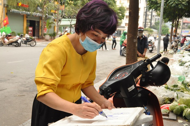 Khốn đốn vì Covid-19, nữ giám đốc đi buôn hoa quả, biến văn phòng thành kho chứa hàng-7