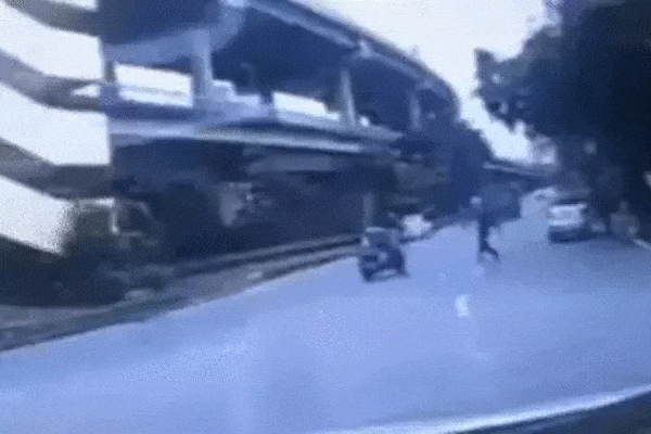 CLIP: Bất chấp nguy hiểm, 3 người đàn ông lao ra phố Hà Nội nhặt tiền rơi
