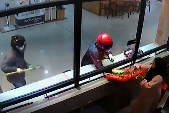 Video 2 tên cướp hì hục đập mãi không vỡ được tủ kính tiệm vàng, nhân viên từ bên trong nhanh nhảu hành động khiến dân mạng 