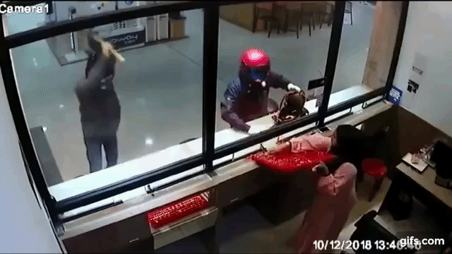 Video 2 tên cướp hì hục đập mãi không vỡ được tủ kính tiệm vàng, nhân viên từ bên trong nhanh nhảu hành động khiến dân mạng giật mình-1
