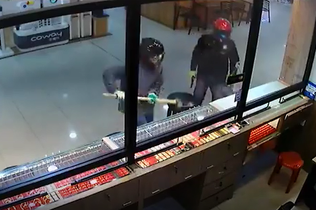 Video 2 tên cướp hì hục đập mãi không vỡ được tủ kính tiệm vàng, nhân viên từ bên trong nhanh nhảu hành động khiến dân mạng giật mình-2