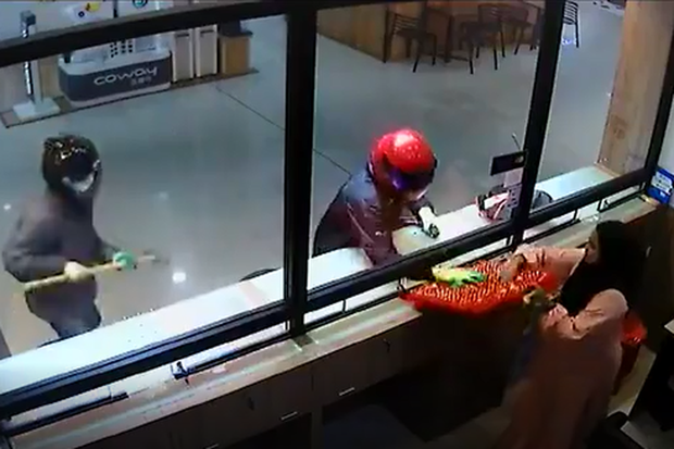 Video 2 tên cướp hì hục đập mãi không vỡ được tủ kính tiệm vàng, nhân viên từ bên trong nhanh nhảu hành động khiến dân mạng giật mình-3
