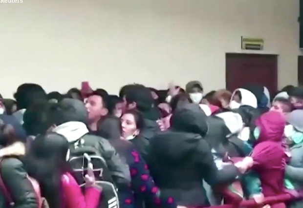 Đứng chen chỗ, 7 sinh viên ngã từ tầng 4 xuống tử vong do lan can bất ngờ bị đổ, khung cảnh hiện trường khiến ai cũng thót tim-2