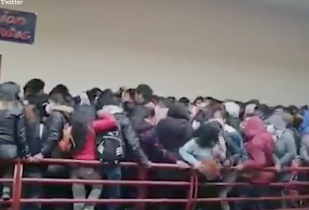 Đứng chen chỗ, 7 sinh viên ngã từ tầng 4 xuống tử vong do lan can bất ngờ bị đổ, khung cảnh hiện trường khiến ai cũng thót tim-1