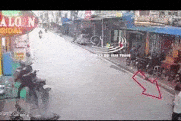 Nam sinh chạy xe máy, đâm người đàn ông ngã văng xuống đường: Xem lại clip, phụ huynh 