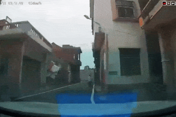 CLIP: Nữ tài xế đâm kinh hoàng vào ô tô, húc văng người đi xe đạp rồi đâm thủng tường nhà bên đường