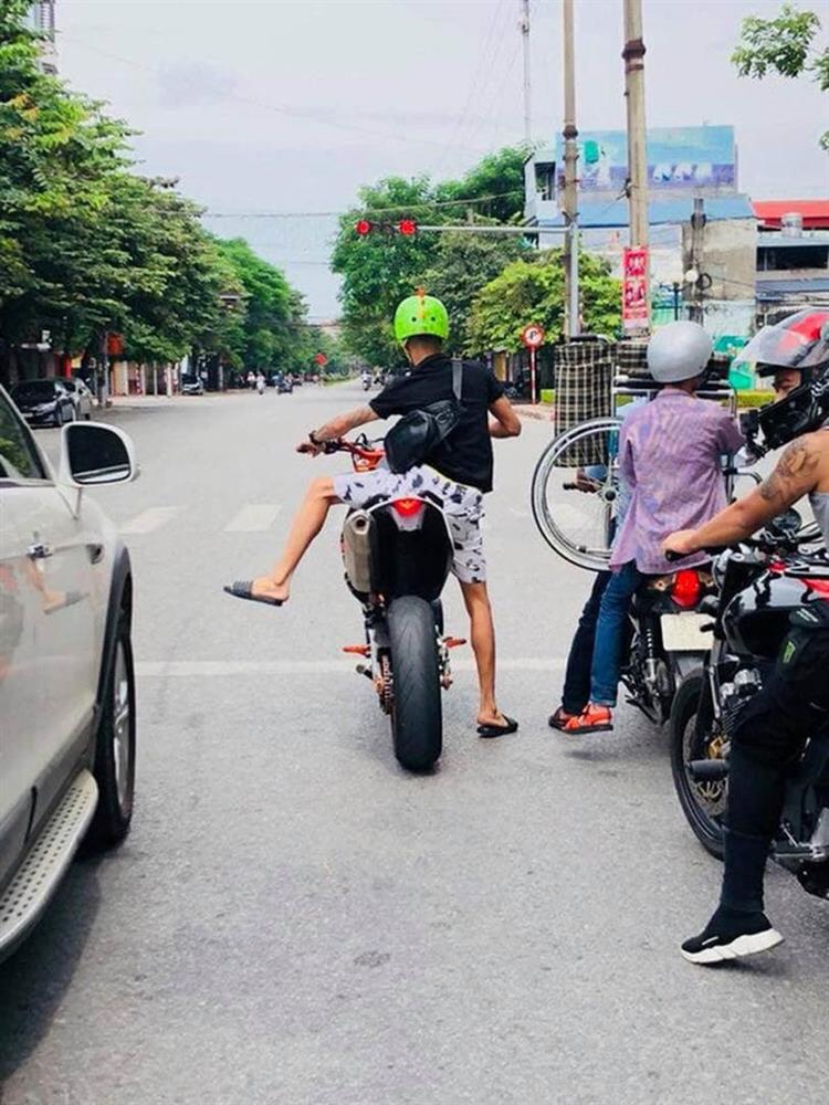 Nhìn cảnh nấm lùn đánh vật với xe SH khi đổ xăng mới biết thế nào là nhà giàu cũng khóc-3