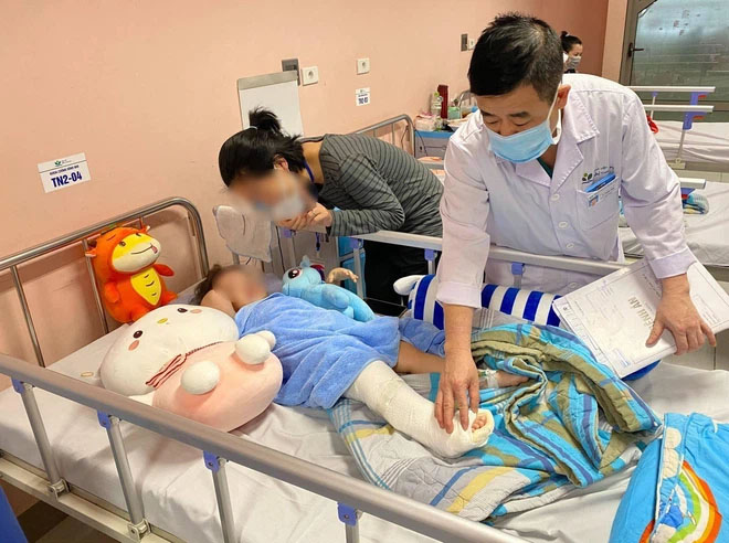 Bé gái 3 tuổi ngã từ tầng 12 chung cư ở Hà Nội dự kiến được xuất viện vào ngày mai-2