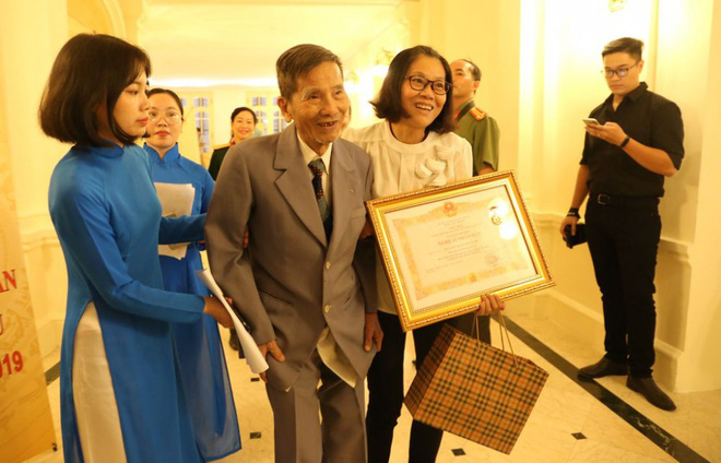 Nghệ sĩ Trần Hạnh: Danh hiệu NSND đến muộn ở tuổi 90 và lòng tự trọng quyết không xin-6