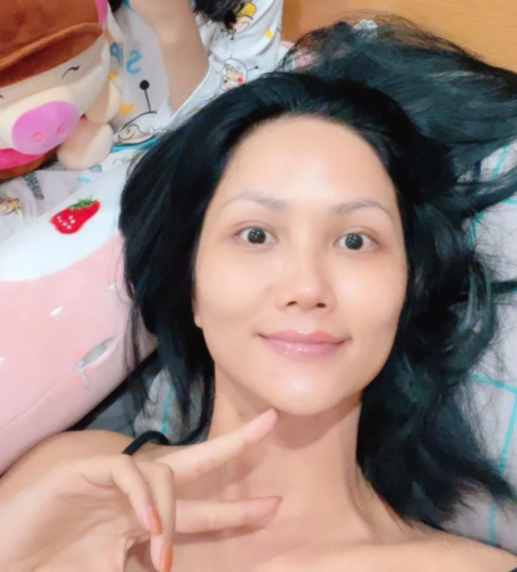 Tuyệt chiêu skincare để mặt mộc đẹp phát hờn: Phanh Lee bỏ hẳn kem nền, Ninh Dương Lan Ngọc có quy tắc tẩy trang riêng-7