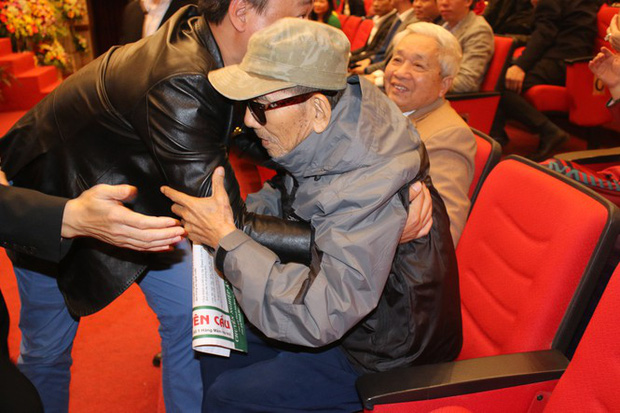 Xót xa những hình ảnh cuối đời của NSND Trần Hạnh: Tuổi già sức yếu nhưng vẫn cười lạc quan, vẫn cống hiến hết mình!-4