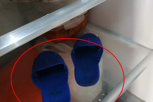 Bà nội có tuổi vẫn cố gắng dắt cháu đi học, dân tình đang sụt sùi cảm động thì phì cười khi thấy thứ bà lăm lăm cầm trong tay-3