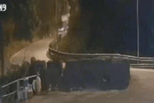 Khoảnh khắc va chạm với xe tải, container rơi xuống vực sâu 40m