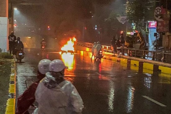 Hà Nội: Ô tô tông xe máy bốc cháy giữa hầm chui Thanh Xuân rồi bỏ chạy